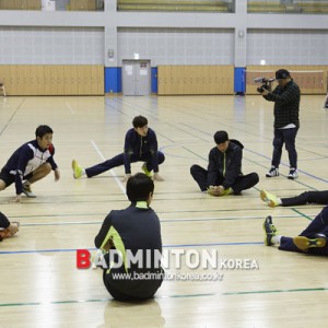 이용대, '몸 확실히 풀고 합시다'